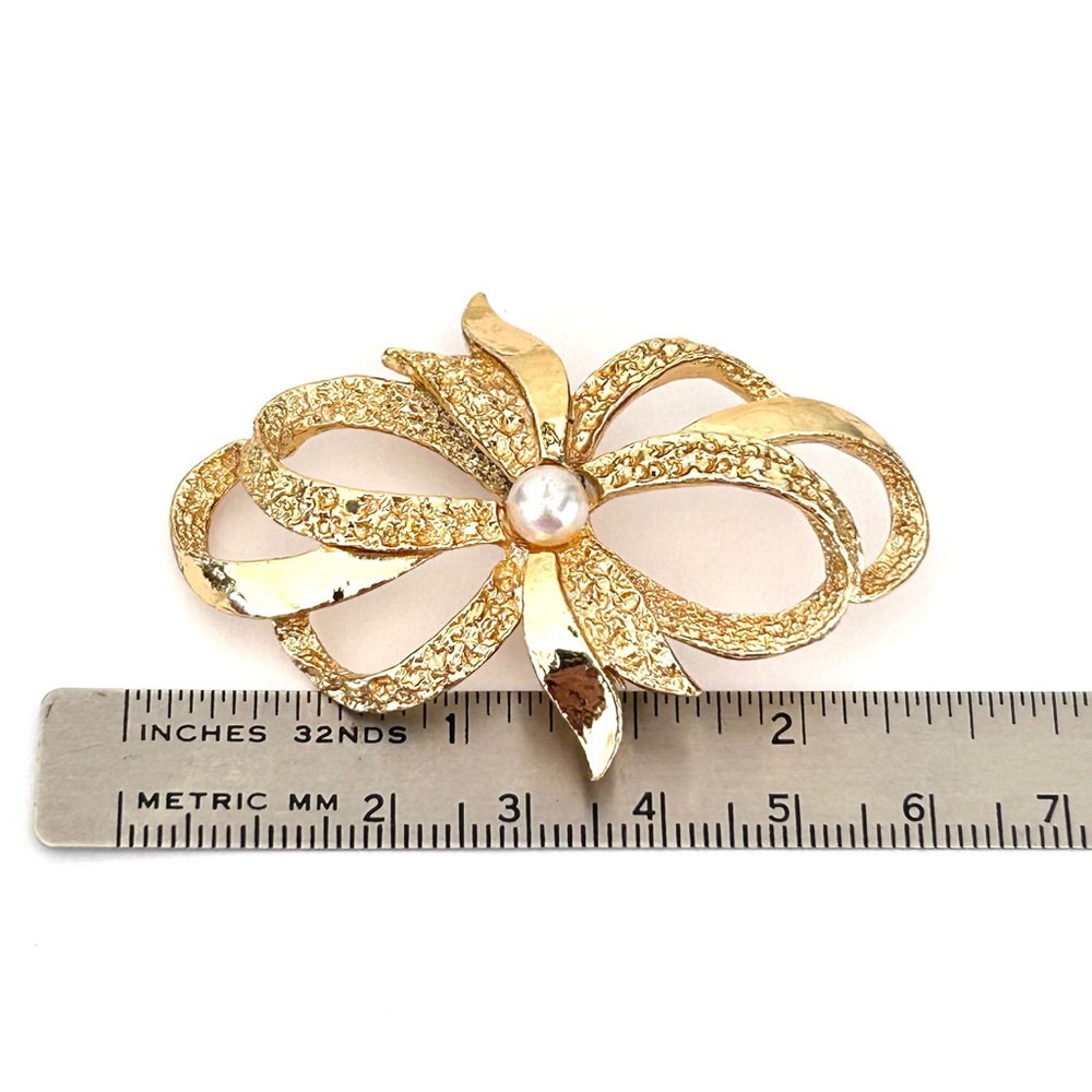 Gerry’s Signed Gold Tone Faux Pearl Vintage Brooch - Picture 2 of 8